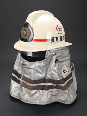 un casque sur lequel est posé un autre casque