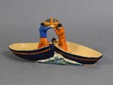 une figurine représentant un homme et une femme dans un bateau