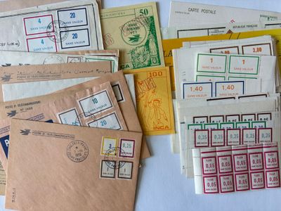 beaucoup de courriers posés sur une table