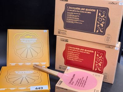 plusieurs boîtes contenant différents types d'ustensiles de pâtisserie posées sur une table
