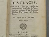 un livre avec un titre posé sur une table