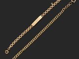 un bracelet en chaîne d'or orné d'une barre