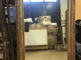 un grand miroir posé sur une chaise dans une pièce