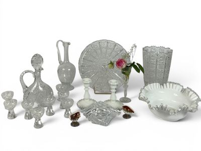 ART DE RECEVOIR Lot en cristal et opaline comprenant :