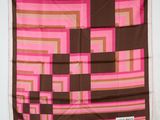 un gros plan d'une écharpe carrée rose et marron sur fond blanc