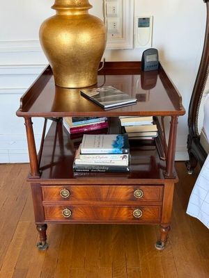 une lampe posée sur une table