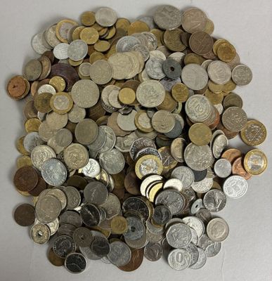 une pile de pièces de monnaie posée sur une surface blanche