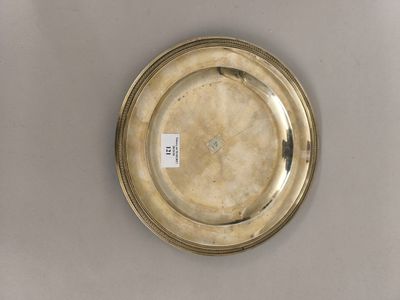 une photo d'une assiette en argent posée sur une table, sur laquelle est apposée une étiquette
