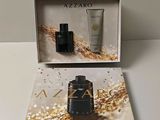 quelques flacons de parfum posés sur une boîte