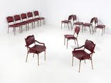 Plusieurs chaises sont disposées en cercle dans une pièce blanche.