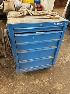 une boîte à outils bleue sur laquelle est posée une corde