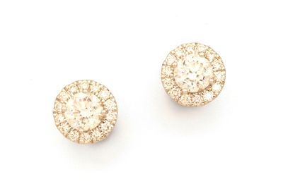 deux paires de boucles d'oreilles en diamant sur fond blanc
