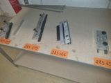 tout un tas de pièces métalliques de toutes sortes posées sur une table