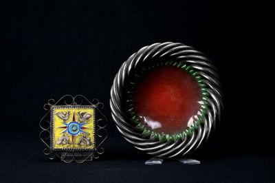 Gros plan sur une bague contenant une pierre rouge