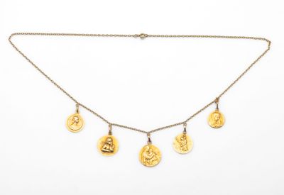 un collier composé de cinq pièces d'or suspendues les unes aux autres