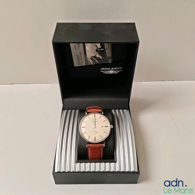 une montre qui se trouve dans une boîte sur une table
