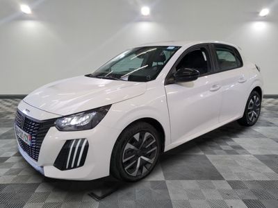 une voiture blanche garée sur un sol à damier dans une pièce