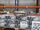 de nombreux cartons sur les étagères de l'entrepôt