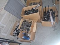 Lot comprenant 4 étagères (hors contenu), une armoire rideau… (photo 2)