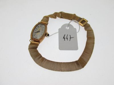 une photo d'une montre-bracelet sur laquelle est accrochée une étiquette de prix
