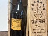 une image représentant une bouteille de vin dans un coffret en bois