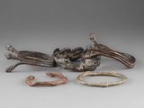trois figurines en bronze représentant un oiseau, un serpent et un serpent