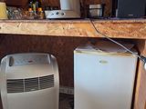 une photo d'une cuisine avec un réfrigérateur et un petit climatiseur