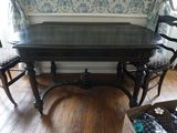 une table et des chaises dans une pièce avec fenêtre