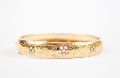 Gros plan sur une bague en or ornée de diamants