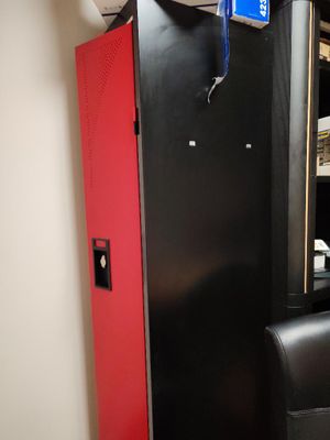 une photo d'un casier noir et rouge dans une pièce