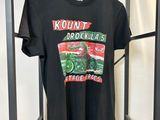 t-shirt noir avec un motif rouge, blanc et vert sur le devant