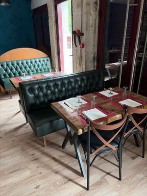 une table et des chaises dans un coin de la pièce