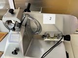 une machine posée sur une table