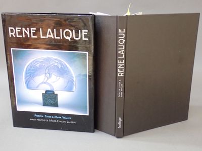 deux livres posés côte à côte sur une table blanche