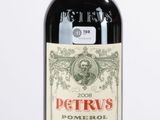 une bouteille de vin posée sur une table