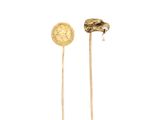 paire de boucles d'oreilles plaquées or, ornées d'une pièce d'or fixée à une tige