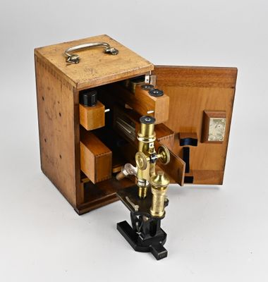 un microscope rangé dans une boîte en bois