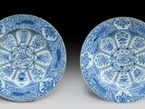 deux assiettes bleues et blanches à motifs posées sur une table