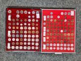 une boîte rouge contenant beaucoup de pièces de monnaie