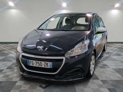 la voiture noire est garée dans le garage sur le sol en damier