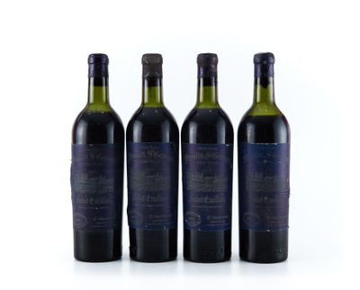 trois bouteilles de vin sont posées les unes à côté des autres sur une surface blanche