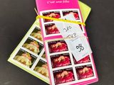 une pile de timbres à laquelle est attachée une note