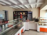 une vitrine en verre au milieu d'un magasin