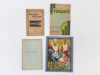 Plusieurs livres sont disposés sur une surface blanche, avec un fond blanc.