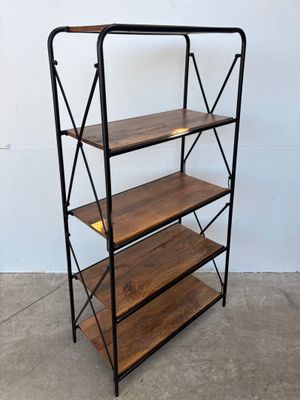 une étagère en bois surmontée de trois tablettes