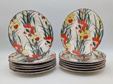 quatre assiettes ornées de motifs floraux sont empilées les unes sur les autres