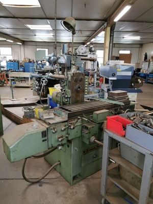 une machine placée au milieu d'une pièce