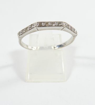 un gros plan d'une bague en or blanc sertie de diamants