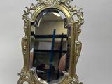 une image représentant un miroir posé sur un socle en bois