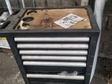 une armoire à outils noire et blanche dans un garage